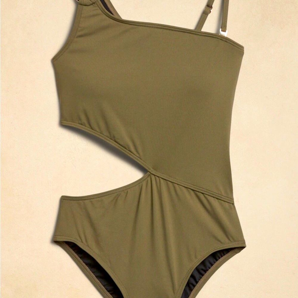 Brand new swim suit. Very cute